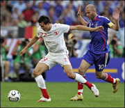 Le Suisse Philipp Degen (g) et le Français Zinédine Zidane - Mondial de foot 2006