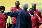 Raymond Domenech donne des consignes aux joueurs français - coupe du monde 2006